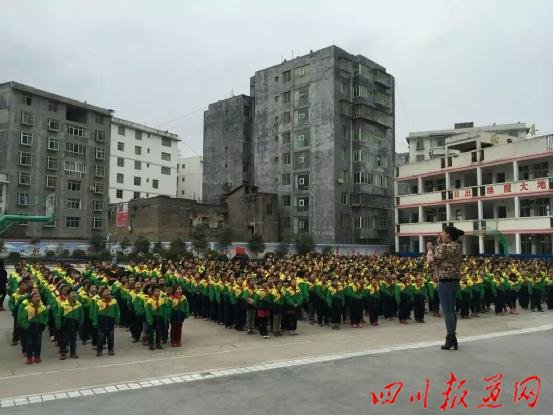 南江县长赤镇桥梁小学"三歌"之声响彻校园"三爱"之情铭记心间