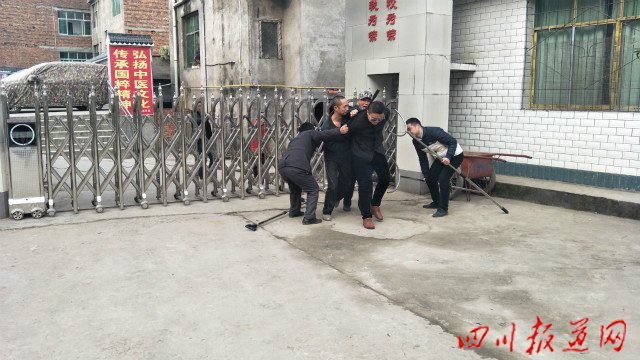 通江县三溪小学举行反恐防暴应急疏散演练活动