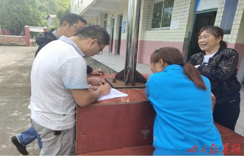 平昌县粉壁小学：扎实开展教育扶贫政策“六个一”宣传活动