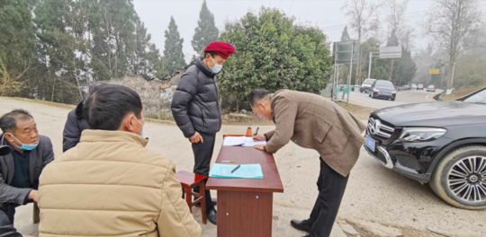 巴中恩阳金包村：村民自发在村口“设卡”，轮流筑起防疫“墙”